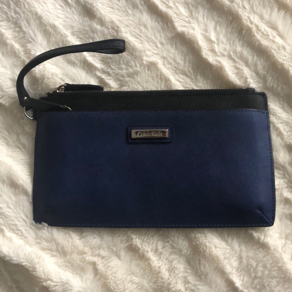 Calvin Klein Clutch in textured PU w/ leather tabs